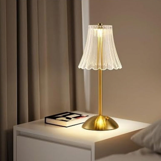 Nordlys – Elegant Nattbordslampe i Messing og Glass