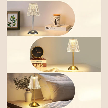Nordlys – Elegant Nattbordslampe i Messing og Glass